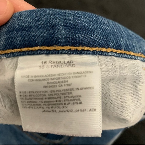 Old Navy Curvy Jean Shorts - Picture 4 of 4